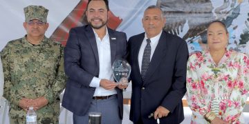    RECONOCE ALCALDE CHRISTIAN AGÚNDEZ A LA ESCUELA PRIMARIA LEONARDO GASTÉLUM VILLALOBOS POR TERCER LUGAR EN CONCURSO INTERNACIONAL AMBIENTAL