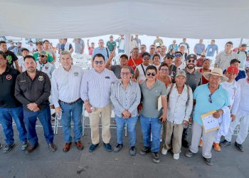 ENTREGA AYUNTAMIENTO DE LOS CABOS CREDENCIALES Y UNIFORMES PARA EL ORDENAMIENTO DEL COMERCIO AMBULANTE