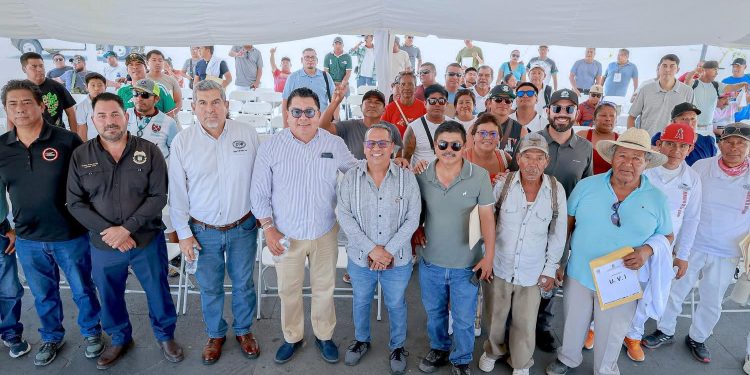 ENTREGA AYUNTAMIENTO DE LOS CABOS CREDENCIALES Y UNIFORMES PARA EL ORDENAMIENTO DEL COMERCIO AMBULANTE