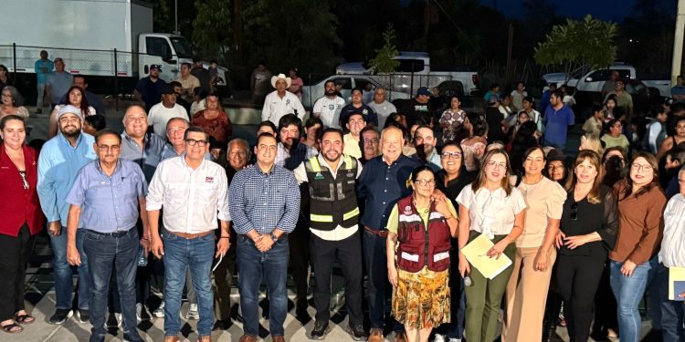 ENTREGAN AMBULANCIA, CAMIÓN CISTERNA Y APOYOS A FAMILIAS DE EL CAMPAMENTO
