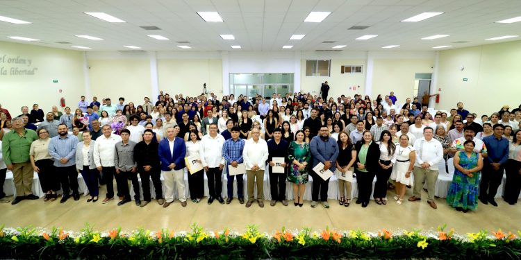 ENTREGA UABCS 191 NUEVOS TÍTULOS PROFESIONALES Y 14 GRADOS DE POSGRADO A EGRESADAS Y EGRESADOS