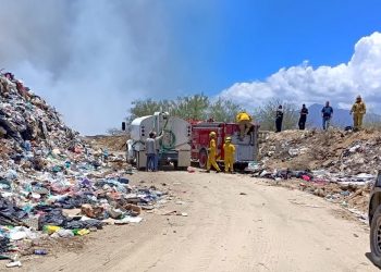 TRABAJAN DE MANERA COORDINADA PARA CONTROLAR INCENDIO EN SANTIAGO