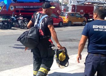 BOMBEROS CABO SAN LUCAS ENVÍA PERSONAL Y APOYO A INCENDIO FORESTAL EN SJC