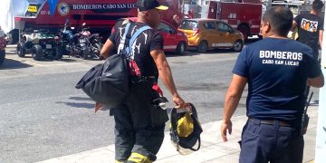 BOMBEROS CABO SAN LUCAS ENVÍA PERSONAL Y APOYO A INCENDIO FORESTAL EN SJC