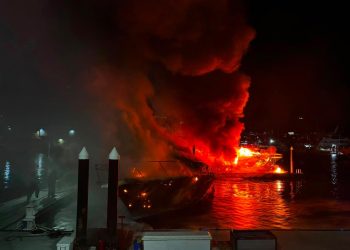 BOMBEROS DE CSL ATIENDEN INCENDIO DE EMBARCACIONES