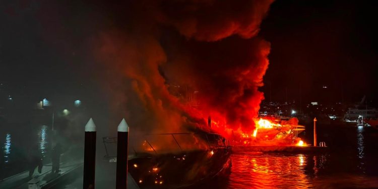 BOMBEROS DE CSL ATIENDEN INCENDIO DE EMBARCACIONES