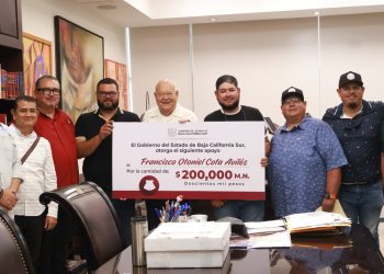 GOBERNADOR VÍCTOR CASTRO COSÍO ENTREGA APOYO ECONÓMICO A COOPERATIVA TURÍSTICA DE LA PAZ