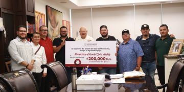 GOBERNADOR VÍCTOR CASTRO COSÍO ENTREGA APOYO ECONÓMICO A COOPERATIVA TURÍSTICA DE LA PAZ