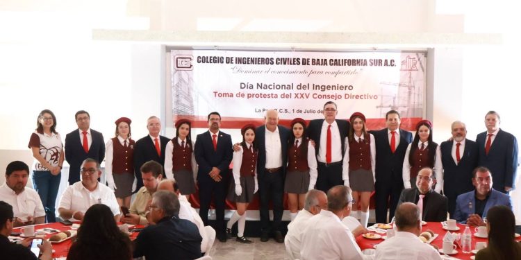 GOBERNADOR VÍCTOR CASTRO COSÍO TOMA PROTESTA AL CONSEJO DIRECTIVO DE INGENIEROS CIVILES DE BCS