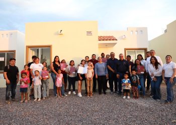 GOBIERNO DEL ESTADO ENTREGA ACCIONES DE VIVIENDA Y  TÍTULOS DE PROPIEDAD EN BENEFICIO DE FAMILIAS DE LA PAZ