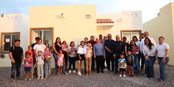 GOBIERNO DEL ESTADO ENTREGA ACCIONES DE VIVIENDA Y  TÍTULOS DE PROPIEDAD EN BENEFICIO DE FAMILIAS DE LA PAZ
