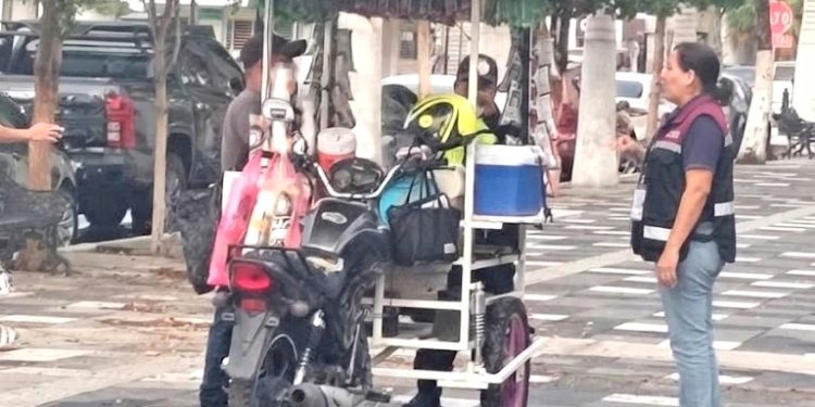 COEPRIS SUSPENDE VENTA ALIMENTOS EN VÍA PÚBLICA DONDE EXISTAN DERRAMES DE AGUAS RESIDUALES