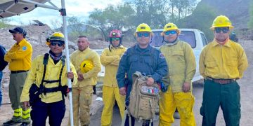 BOMBEROS DE CABO SAN LUCAS REFUERZAN COMBATE AL INCENDIO EN SAN MIGUEL DE COMONDÚ 