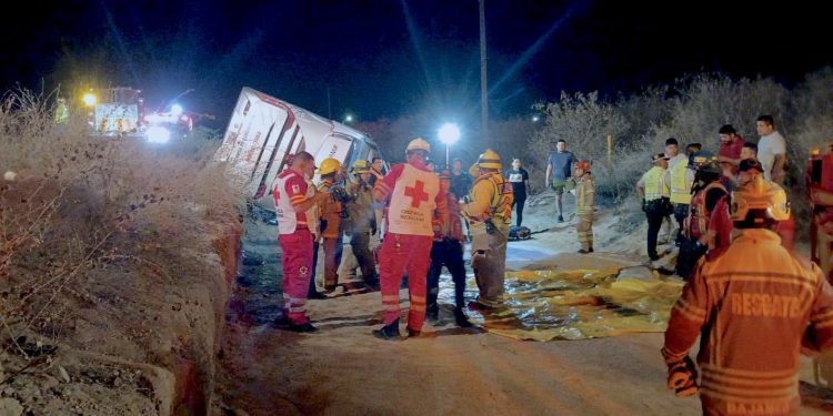 AUTORIDADES DE LOS CABOS ATIENDEN A VÍCTIMAS DE ACCIDENTE DE TRÁNSITO EN SANTA ANITA