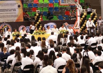 EDUCACIÓN, LA MEJOR HERRAMIENTA PARA  SEGUIR AVANZANDO: VÍCTOR CASTRO COSÍO