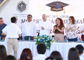 GOBERNADOR VÍCTOR CASTRO DESTACA AVANCES EN EDUCACIÓN BÁSICA DURANTE CLAUSURA DE SECUNDARIA EN LORETO