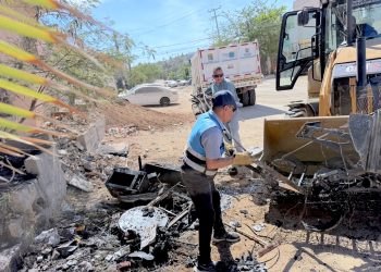 RETIRA SERVICIOS PÚBLICOS MÁS DE CUATRO TONELADAS DE RESIDUOS TRAS INCENDIO DE VIVIENDA EN CABO SAN LUCAS