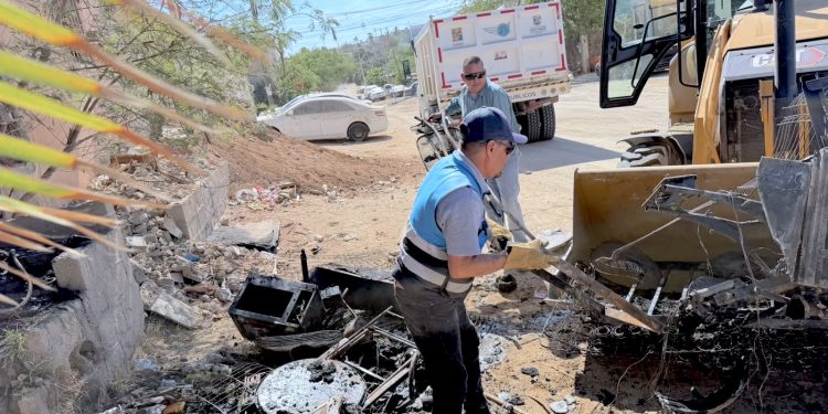 RETIRA SERVICIOS PÚBLICOS MÁS DE CUATRO TONELADAS DE RESIDUOS TRAS INCENDIO DE VIVIENDA EN CABO SAN LUCAS