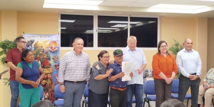 ENTREGA PGJE Y CANACO LOS CABOS INSTRUMENTOS MUSICALES A GRUPOS AFRODESCENDIENTES