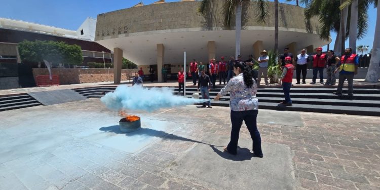 IMSS BAJA CALIFORNIA SUR CAPACITA A PERSONAL EN MATERIA DE PREVENCIÓN Y COMBATE DE INCENDIOS