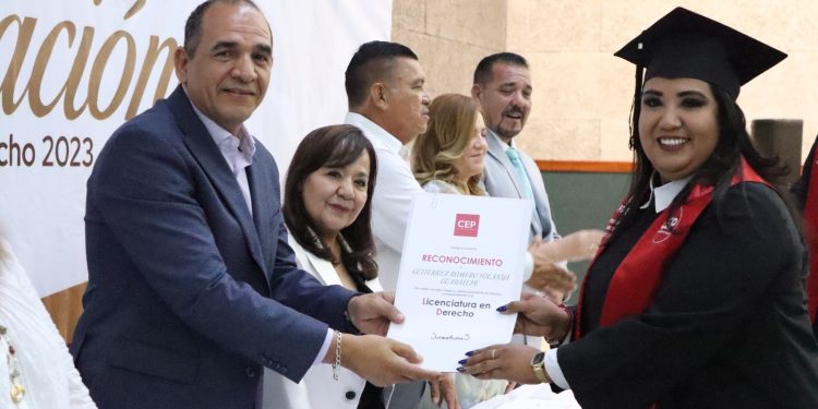 UNEN ESFUERZOS PGJE Y EL CENTRO DE ESTUDIOS DE POSGRADO EN FAVOR DE LA SUPERACIÓN DE LAS MUJERES: SE GRADÚA GENERACIÓN 2023-2026 DE LA LICENCIATURA EN DERECHO
