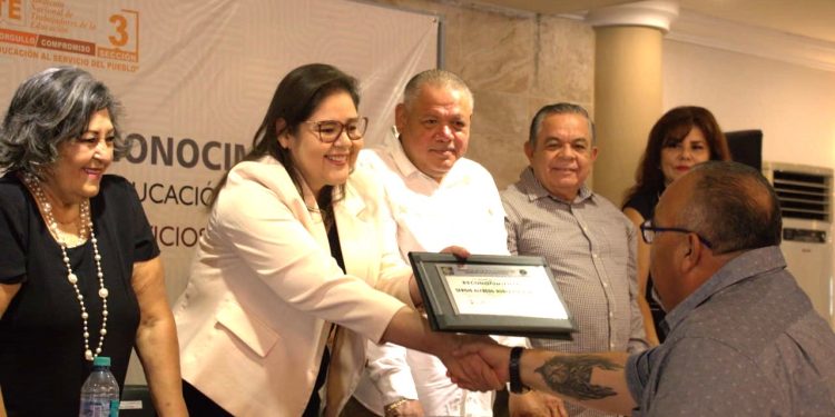 RECONOCE GOBIERNO DEL ESTADO A PERSONAL ADMINISTRATIVO AL SERVICIO DE LA EDUCACIÓN EN BCS