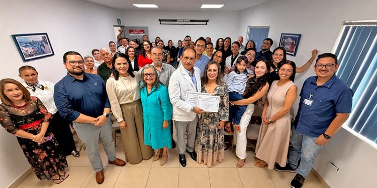 SECRETARÍA DE SALUD ENTREGA RECONOCIMIENTO POR  38 AÑOS DE SERVICIO AL DOCTOR ANDRÉS FLORES GÓMEZ