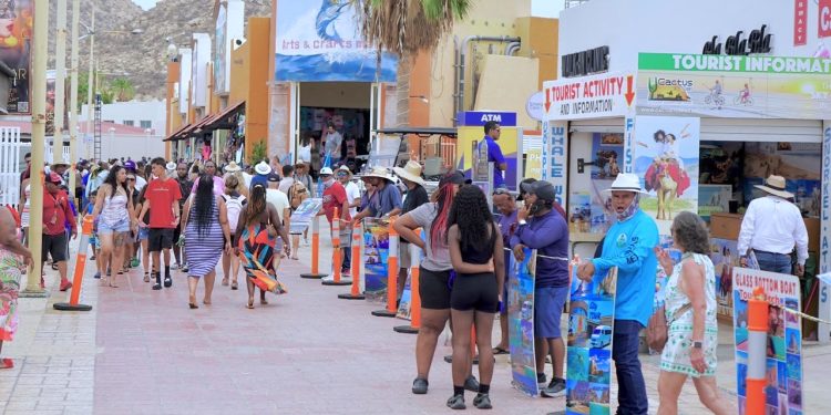 REALIZAN AUTORIDADES RECORRIDOS DE ORDENAMIENTO COMERCIAL Y PROTECCIÓN DE NIÑAS, NIÑOS Y ADOLESCENTES EN MARINA DE CABO SAN LUCAS
