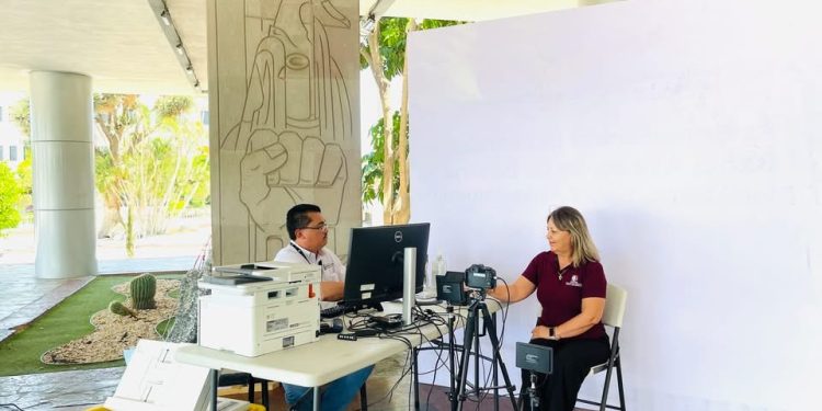 INSTALAN MÓDULO PARA TRAMITAR LA CURP BIOMÉTRICA EN PALACIO DE GOBIERNO
