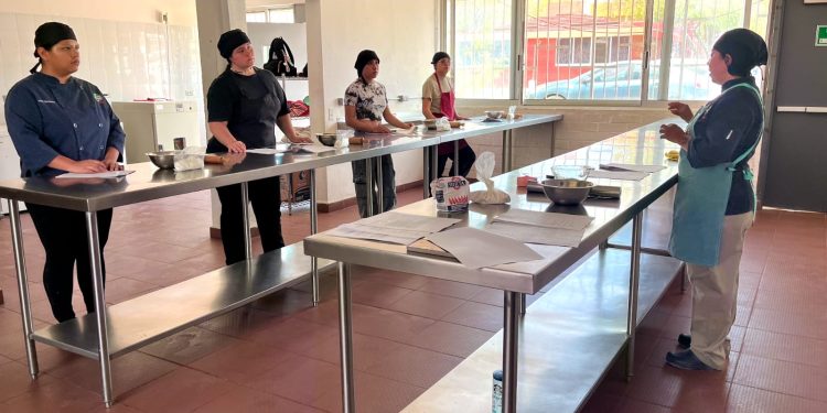 ESTUDIANTES DE GASTRONOMÍA DE LA UABCS LOS CABOS SE CERTIFICAN EN ESTÁNDAR DE COMPETENCIA LABORAL CONOCER