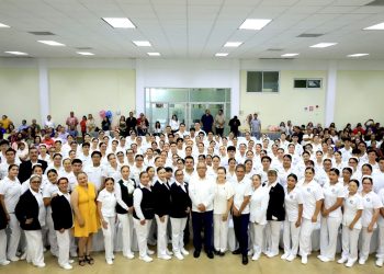 ALUMNADO DE ENFERMERÍA DE LA UABCS RECIBE  COFIAS Y FÍSTOLES EN CEREMONIA OFICIAL