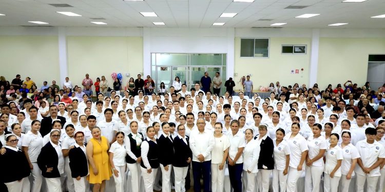 ALUMNADO DE ENFERMERÍA DE LA UABCS RECIBE COFIAS Y FÍSTOLES EN CEREMONIA OFICIAL