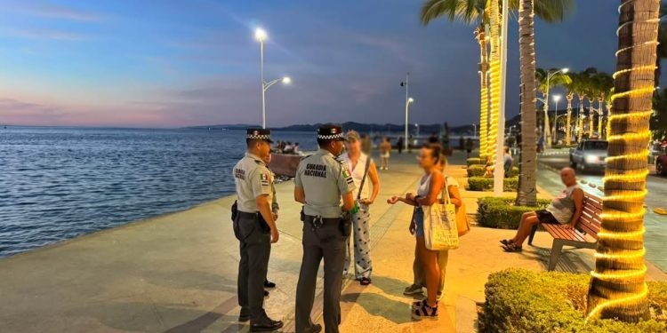 GUARDIA NACIONAL REALIZA PROXIMIDAD SOCIAL Y PREVENCIÓN DEL DELITO EN ZONA TURÍSTICA DE BAJA CALIFORNIA SUR