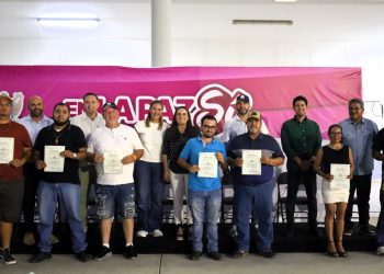 ICATEBCS ENTREGA CONSTANCIAS A 43  TRABAJADORES DE SERVICIOS PÚBLICOS DE LA PAZ