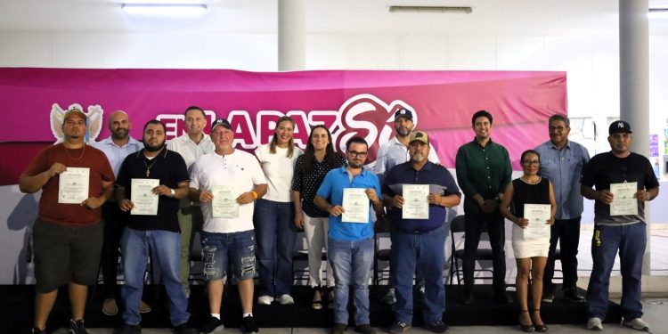 ICATEBCS ENTREGA CONSTANCIAS A 43 TRABAJADORES DE SERVICIOS PÚBLICOS DE LA PAZ