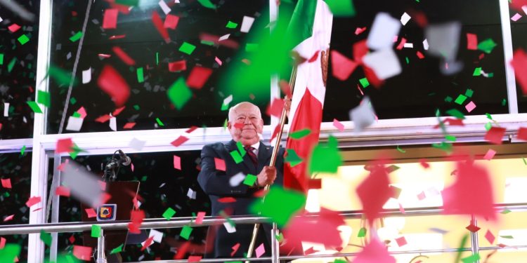 CELEBRA GOBERNADOR VICTOR CASTRO CON FAMILIAS SUDCALIFORNIANAS EL GRITO DE INDEPENDENCIA