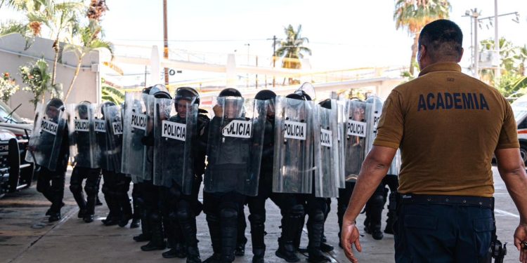 CAPACITAN A 40 MANDOS POLICIALES DE LOS CABOS EN FORMACIÓN CONTINUA