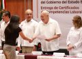 ENTREGA GOBERNADOR 55 CERTIFICADOS DE COMPETENCIAS LABORALES EN LA PAZ