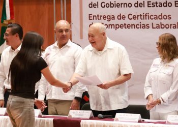 ENTREGA GOBERNADOR 55 CERTIFICADOS DE COMPETENCIAS LABORALES EN LA PAZ