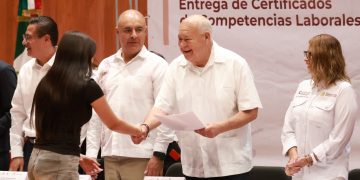 ENTREGA GOBERNADOR 55 CERTIFICADOS DE COMPETENCIAS LABORALES EN LA PAZ