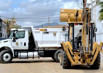 OBRAS PÚBLICAS RETIRA AZOLVE Y REHABILITA VIALIDADES EN LOS CABOS TRAS LLUVIAS