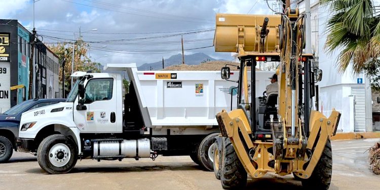 OBRAS PÚBLICAS RETIRA AZOLVE Y REHABILITA VIALIDADES EN LOS CABOS TRAS LLUVIAS