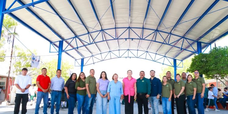 EDITH AGUILAR ENTREGA TECHUMBRE EN PRIMARIA JESÚS LÓPEZ GASTÉLUM