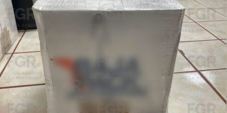 FGR ASEGURA POCO MÁS DE 48 LITROS DE CLORHIDRATO DE METANFETAMINA TRANSPORTADO POR PAQUETERÍA