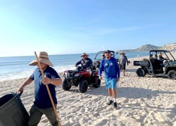 RETIRA ZOFEMAT RESIDUOS ARRASTRADOS POR LAS LLUVIAS EN PLAYA COSTA AZUL