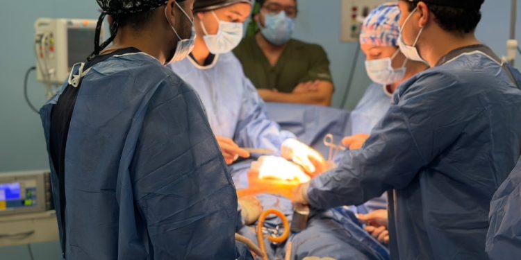 ESPECIALISTAS DEL HOSPITAL GENERAL DEL ISSSTE EN BCS EXTIRPAN TUMOR ABDOMINAL DE CUATRO KILOS
