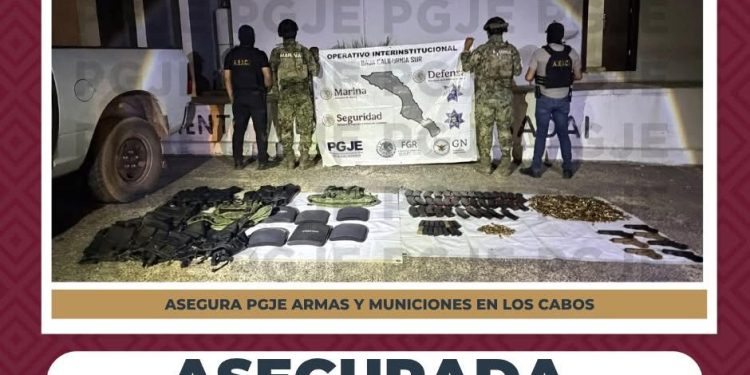 PGJE Y SEMAR ASEGURAN ARMAS DE FUEGO MUNICIONES Y EQUIPO DE PROTECCIÓN BALÍSTICA  EN EL MUNICIPIO DE LOS CABOS