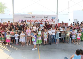 GRUPO DE AMIGOS PARA EL BIENESTAR ENTREGA 200 PAQUETES DE ÚTILES ESCOLARES EN LA PAZ