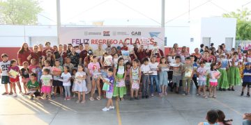 GRUPO DE AMIGOS PARA EL BIENESTAR ENTREGA 200 PAQUETES DE ÚTILES ESCOLARES EN LA PAZ