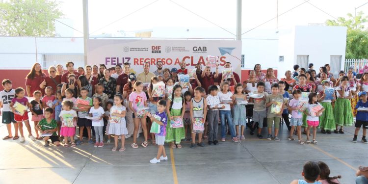GRUPO DE AMIGOS PARA EL BIENESTAR ENTREGA 200 PAQUETES DE ÚTILES ESCOLARES EN LA PAZ